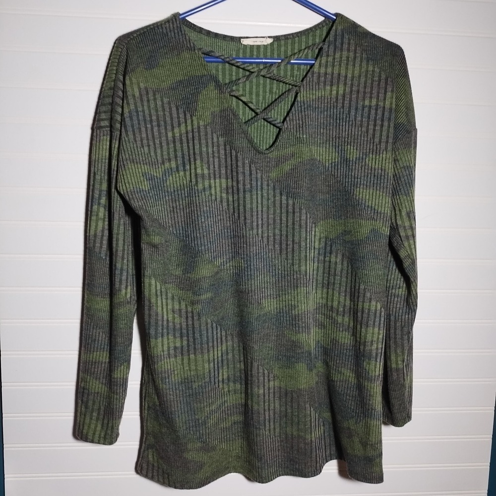 First Love Women's Sz Sm 3/4 Sleeve‎ Olive Green Patterned Top Criss Cross Chest